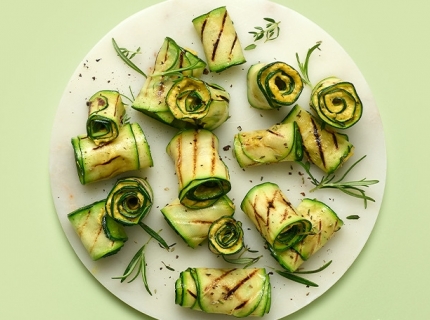 Cannellonis de courgettes froids farcis aux houmous de béarnaise et vinaigrette au citron