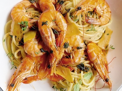  Spaghettis à l’ail et aux gambas flambées au pastis