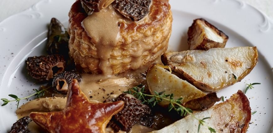  Bouchées à la reine au coucou de Malines et aux morilles, topinambours rôtis