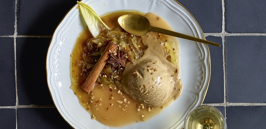  Chicons caramélisés, glace au café et sauce aux pommes