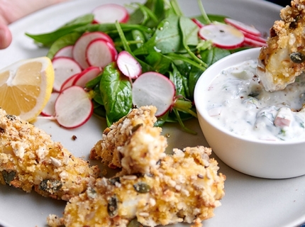  Fish sticks panés aux graines et yaourt tartare aux pommes