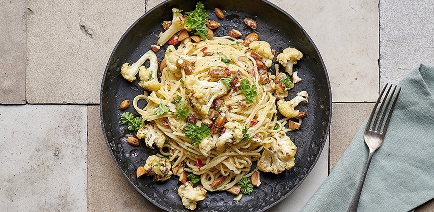 Spaghetti Carbonara au chou-fleur rôti et amandes