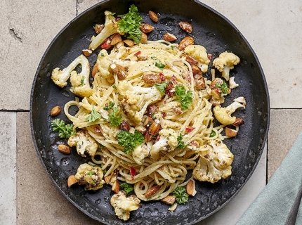 Spaghetti Carbonara au chou-fleur rôti et amandes