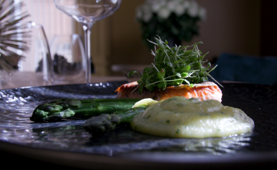 Pavé de cœur de saumon en deux cuissons, dernières asperges vertes et vinaigrette de pommes de terre, salade poivrée.