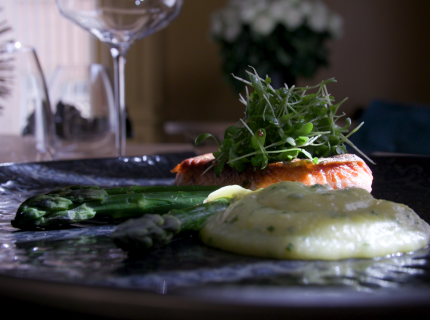 Pavé de cœur de saumon en deux cuissons, dernières asperges vertes et vinaigrette de pommes de terre, salade poivrée.