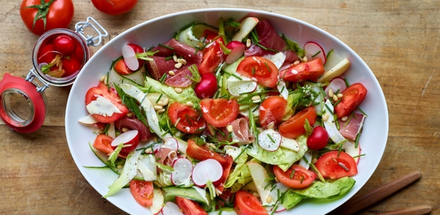 Salade gourmande aux tomates et au jambon fumé