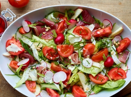 Salade gourmande aux tomates et au jambon fumé