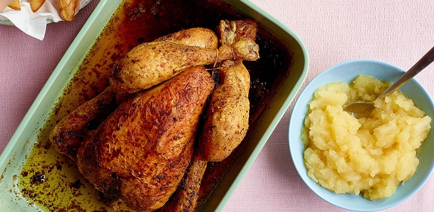 Poulet rôti, compote de pommes et frites