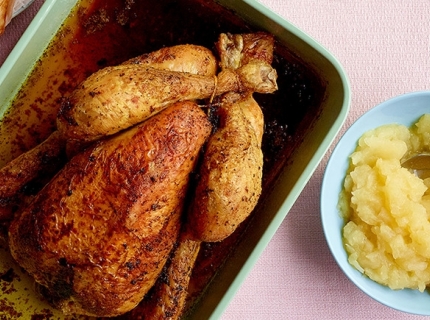 Poulet rôti, compote de pommes et frites