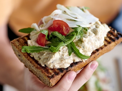 Toasts à la crème de maquereau et pickles de fenouil