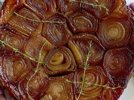 Tatin d’oignons laqués à la sauce teriyaki