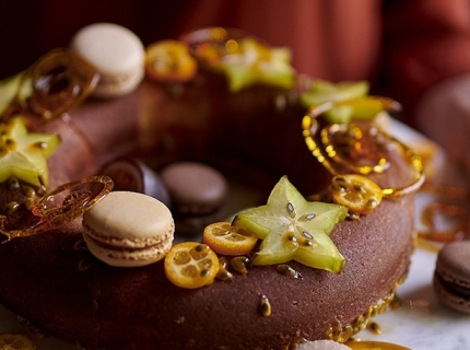 Couronne à la ricotta et au citron vert, sirop au rhum et fruits de la passion