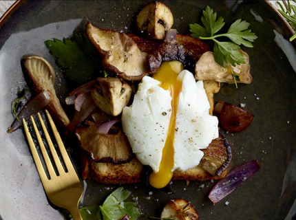  Toasts de brioche aux champignons et aux œufs pochés