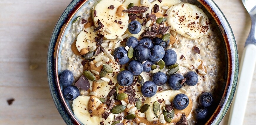 Overnight oats au chia, jus de carottes et betteraves au curcuma