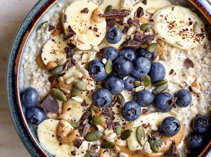 Overnight oats au chia, jus de carottes et betteraves au curcuma