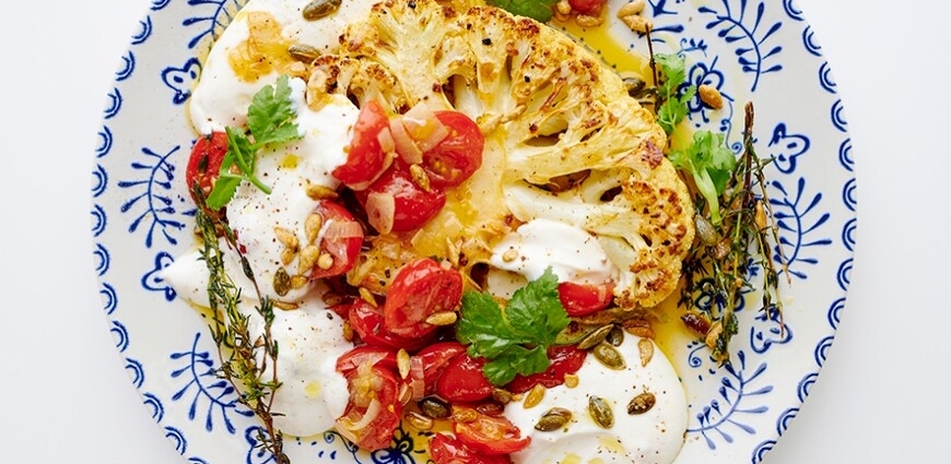  Steaks de chou-fleur aux tomates, sauce au skyr