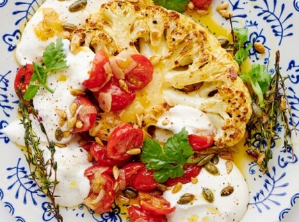  Steaks de chou-fleur aux tomates, sauce au skyr