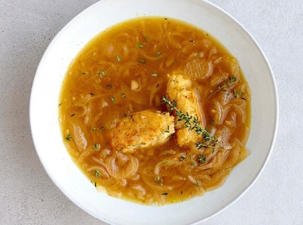 Soupe à l'oignon et knödels au fromage à raclette