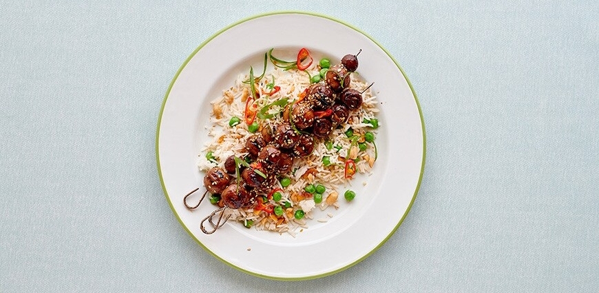 Brochettes de champignons laquées et salade de riz au cacahuètes