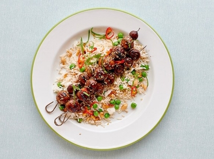 Brochettes de champignons laquées et salade de riz au cacahuètes