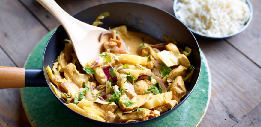  Wok de poulet au curry doux et lait de coco