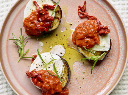  Canapés d’aubergines à la mozzarella et salsa piquante