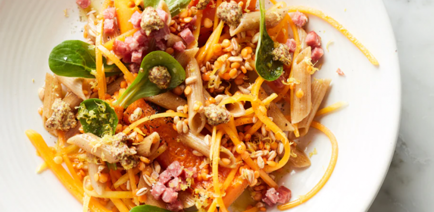  Salade tiède de penne à l’épeautre, butternut, lentilles et collier d’Ardenne