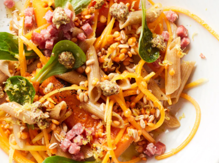  Salade tiède de penne à l’épeautre, butternut, lentilles et collier d’Ardenne