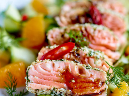 Tataki de saumon et salade de courgette à l'orange