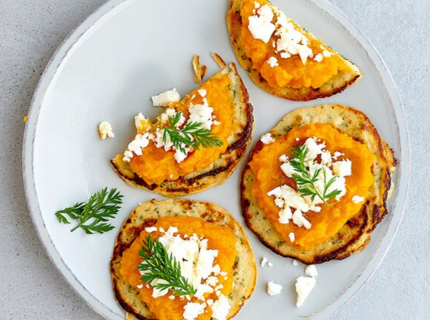  Blinis aux fanes de carottes, salsa de carottes épicée et feta