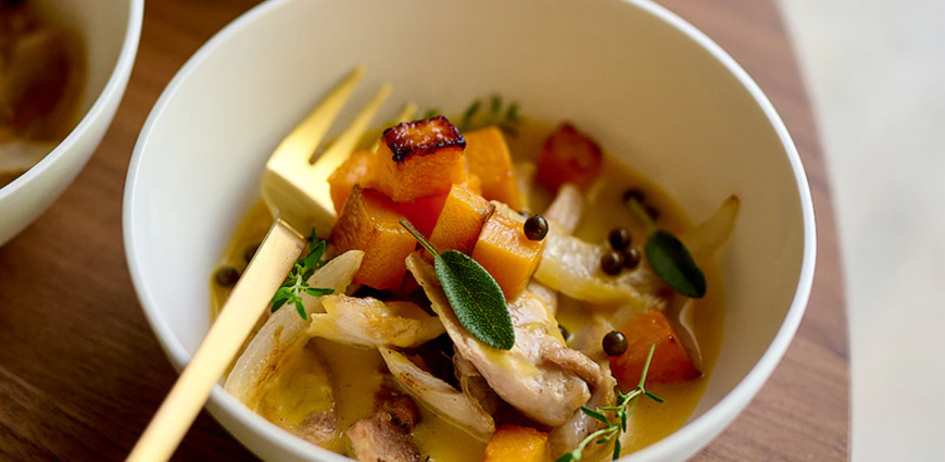 Effilochée de poularde avec sauce au butternut, citron et lard fumé