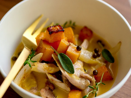 Effilochée de poularde avec sauce au butternut, citron et lard fumé