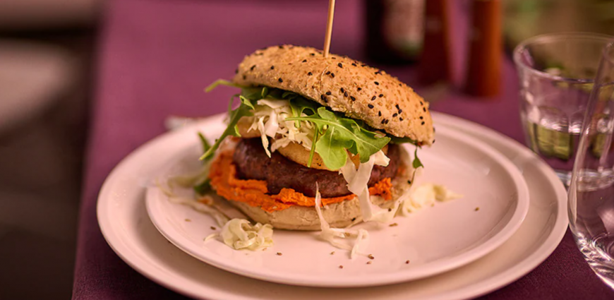 Burgers de cerf au chou mariné, pommes et houmous de patate douce