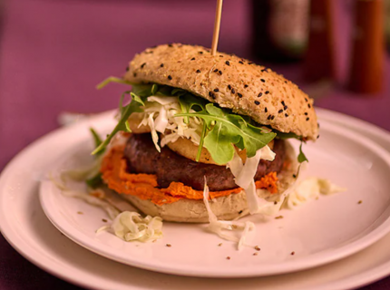 Burgers de cerf au chou mariné, pommes et houmous de patate douce