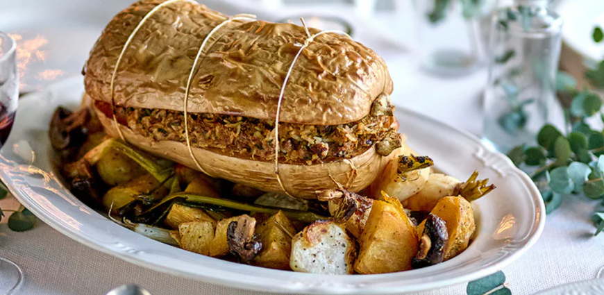  Butternut farcie aux noix et lentilles, légumes rôtis et sauce au vin rouge