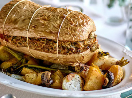  Butternut farcie aux noix et lentilles, légumes rôtis et sauce au vin rouge