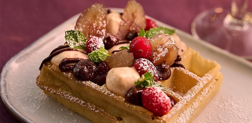 Gaufres au mascarpone vanillé, fruits rouges et sauce au chocolat