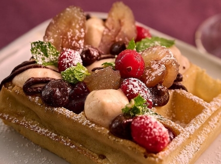 Gaufres au mascarpone vanillé, fruits rouges et sauce au chocolat