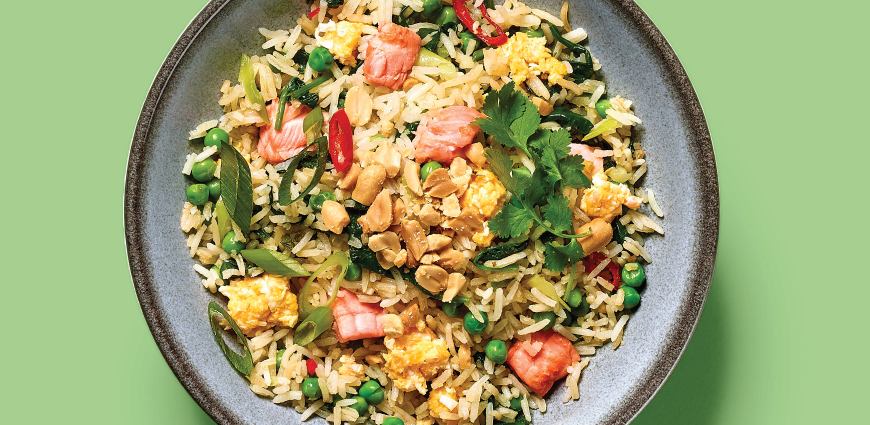 Riz sauté au saumon, épinards et petits pois 