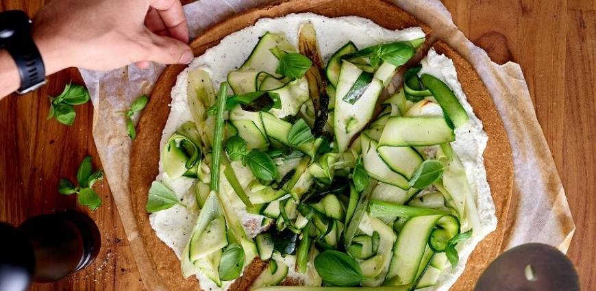 Pizza feuilletée à la ricotta et aux légumes de printemps