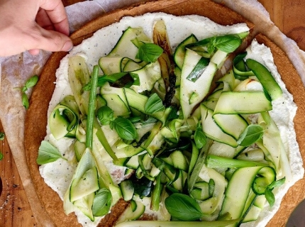 Pizza feuilletée à la ricotta et aux légumes de printemps