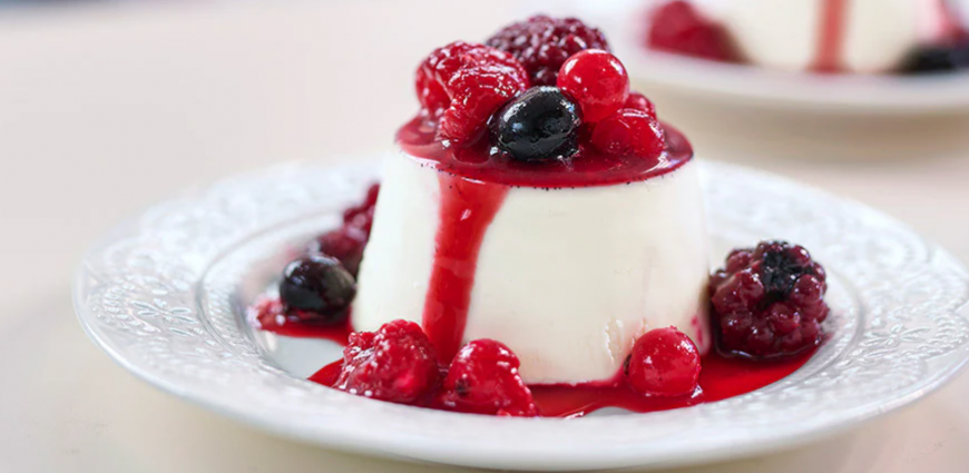 Panna cotta à la vanille et aux fruits rouges