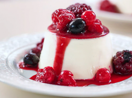 Panna cotta à la vanille et aux fruits rouges