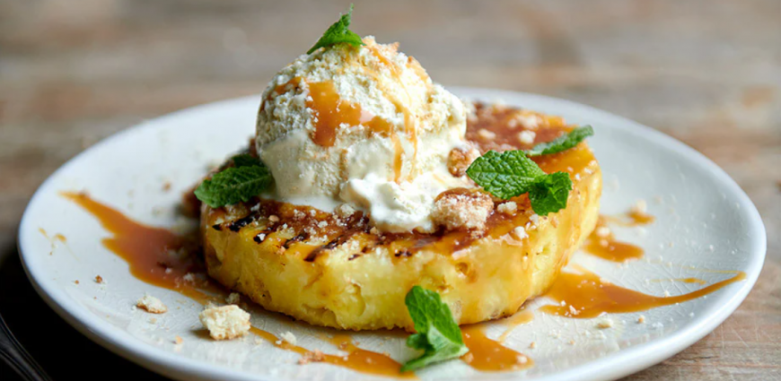 Steak d’ananas grillé, caramel au beurre fumé et glace vanille