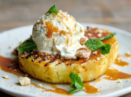 Steak d’ananas grillé, caramel au beurre fumé et glace vanille