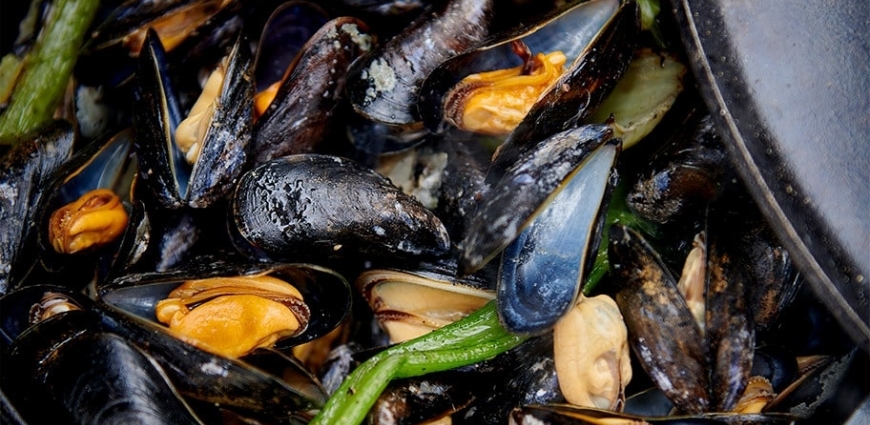 Moules au vin blanc aux saveurs grillées