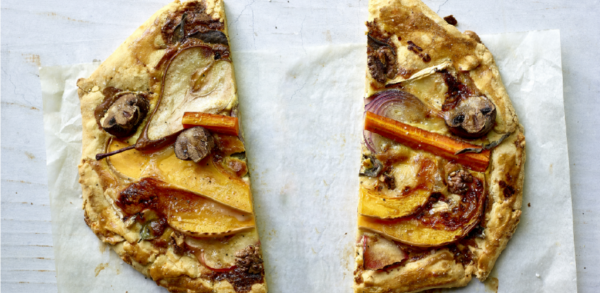 Tarte rustique au brie, fruits et légumes d'automne