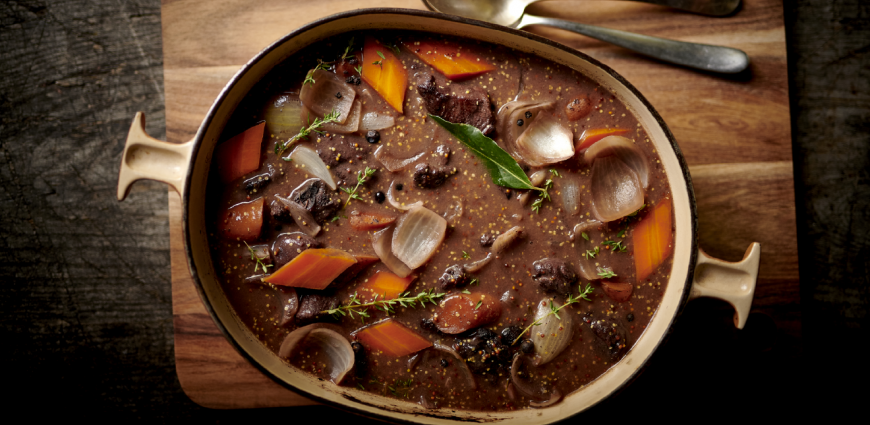 Civet de marcassin au vin rouge et pommes rôties aux herbes