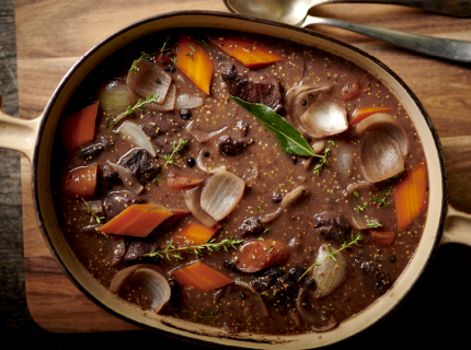 Civet de marcassin au vin rouge et pommes rôties aux herbes