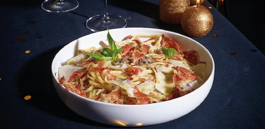 Linguine à la truffe, copeaux de parmesan et chips de coppa